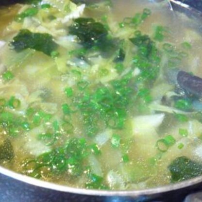 中華だしがなかったので韓国だしで作りました。キャベツの甘味でいつものわかめスープよりもやさしいお味でした♪